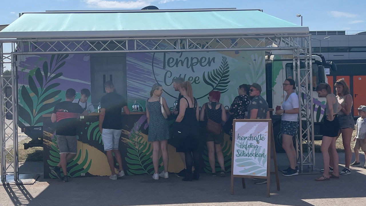 Großer Andrang und eine Menschenschlange am Verkaufstand von Green Temper Coffee.